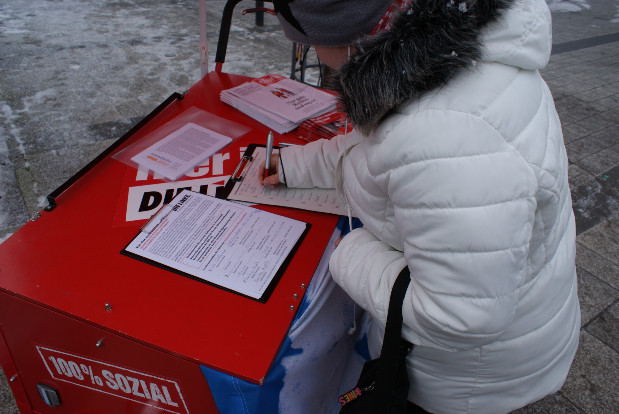 Unterschrift am Infostand